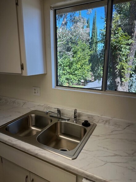 Building Photo - 512 Fein Ave