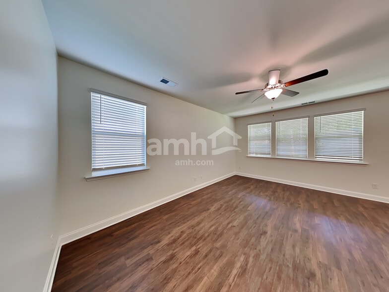 Building Photo - 552 Rivermist Dr