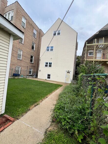Beautiful backyard with patio - 3748 W Lyndale St