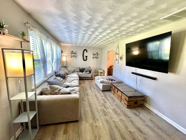 Building Photo - 4-Bedroom Home with Bonus Flex Room