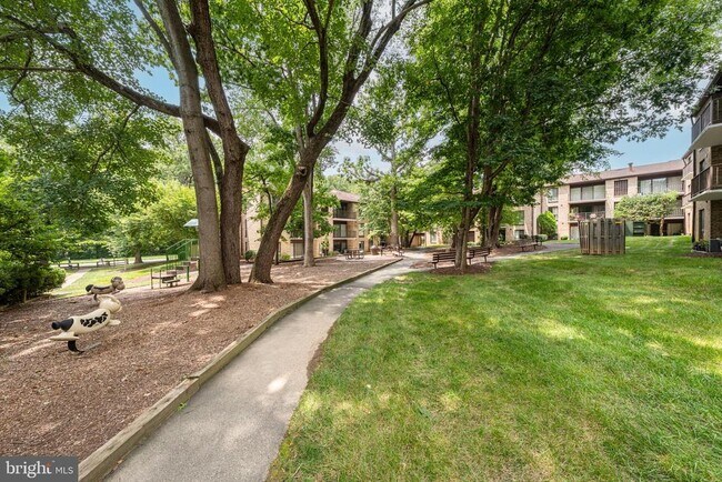 Building Photo - 2045 Royal Fern Ct