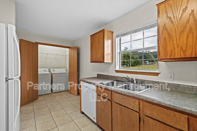 Building Photo - 858 S Curtis Ave