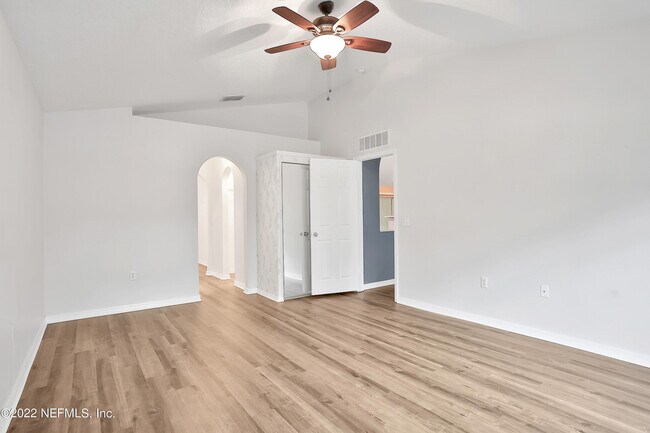 Building Photo - 11 Wheatfield Dr