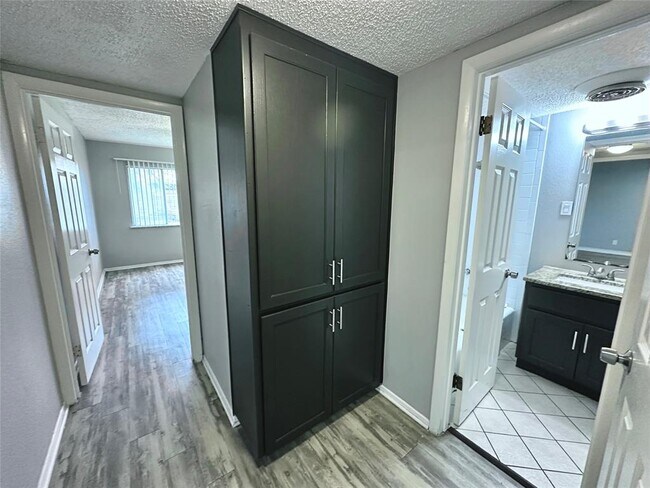 Building Photo - 601 W 11th St