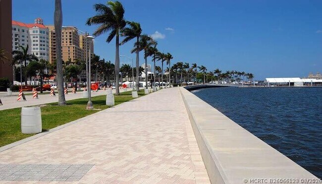 Building Photo - 1601 S Flagler Dr