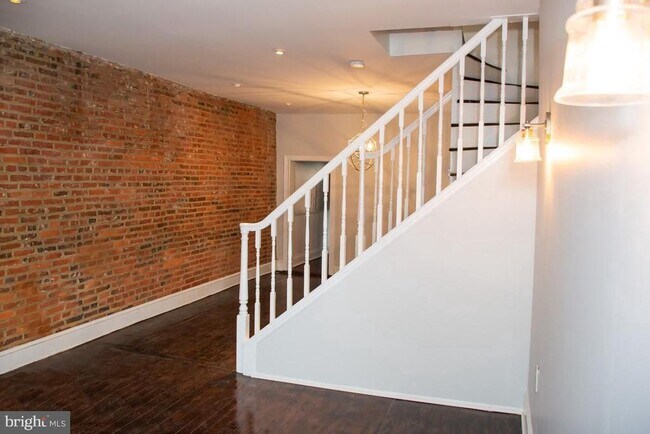 Building Photo - 8 E Henrietta St