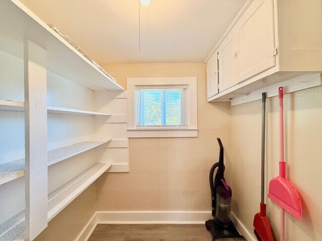 Building Photo - Fully Furnished & Utilities Included -SHOR...