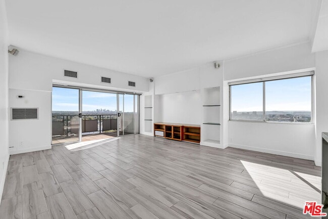 Building Photo - 1155 N La Cienega Blvd