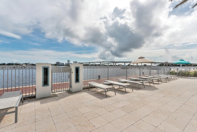 Building Photo - 241 Riverside Dr