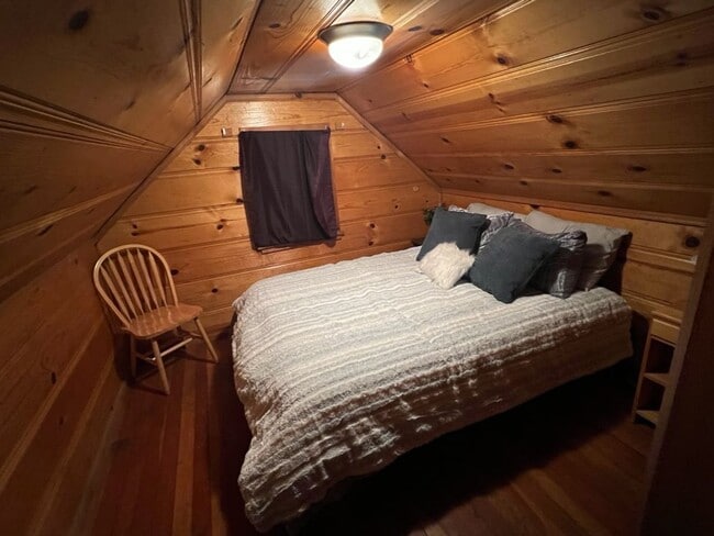 Building Photo - Seasonal Furnished rental sleeps 4