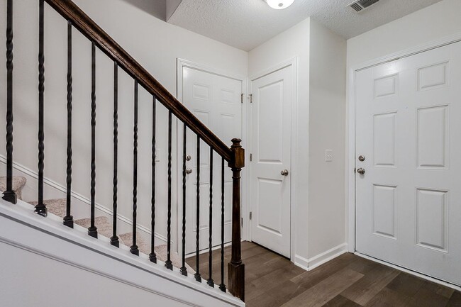 Building Photo - Spacious 3BR Townhome with Main-Level Primary Suite