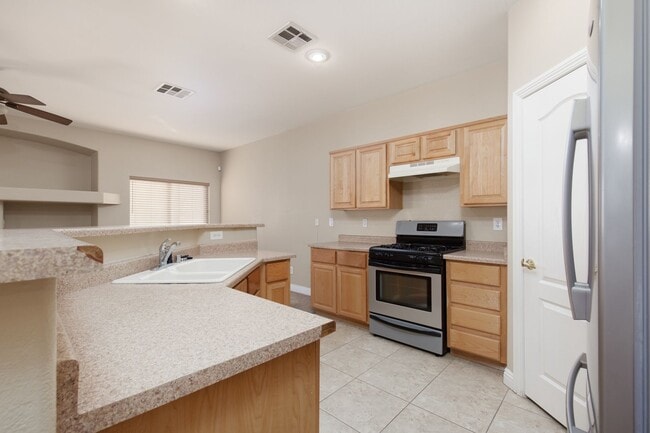 Building Photo - LARGE 3 BED, 2.5 BATH TOWNHOME IN GATED ALIANTE POOL COMMUNITY