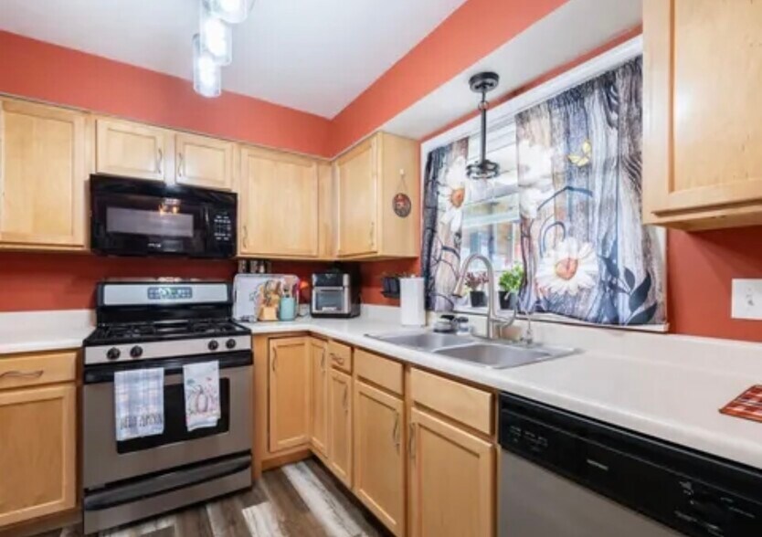 Building Photo - 3 Rosewood Ln