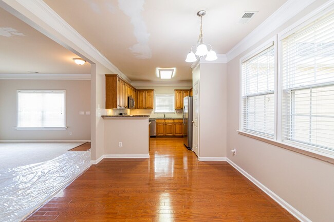 Building Photo - Charming 3bd Townhome