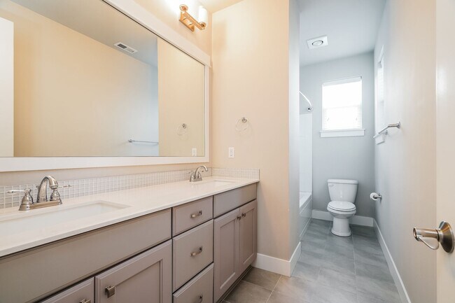 Building Photo - 4 Bedroom 2.5 Bath. Cul-de-Sac beautifully...