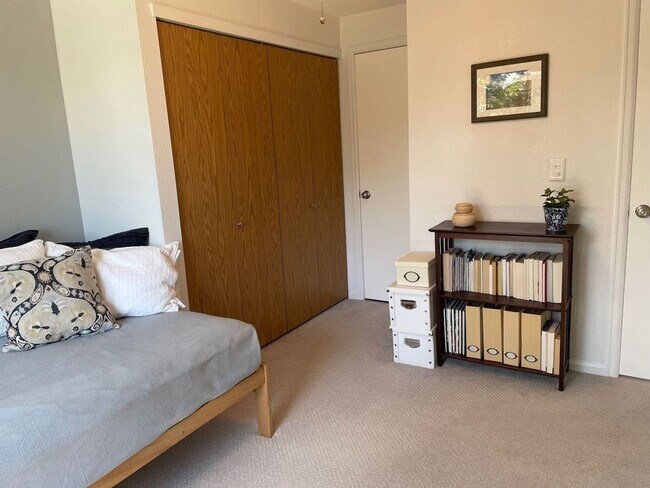 Building Photo - Charming 3b/2.5b Townhome In Louisville