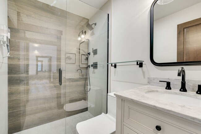 Building Photo - Luxury 3 bedoom/2.5 bathroom Home w/ Hot Tub