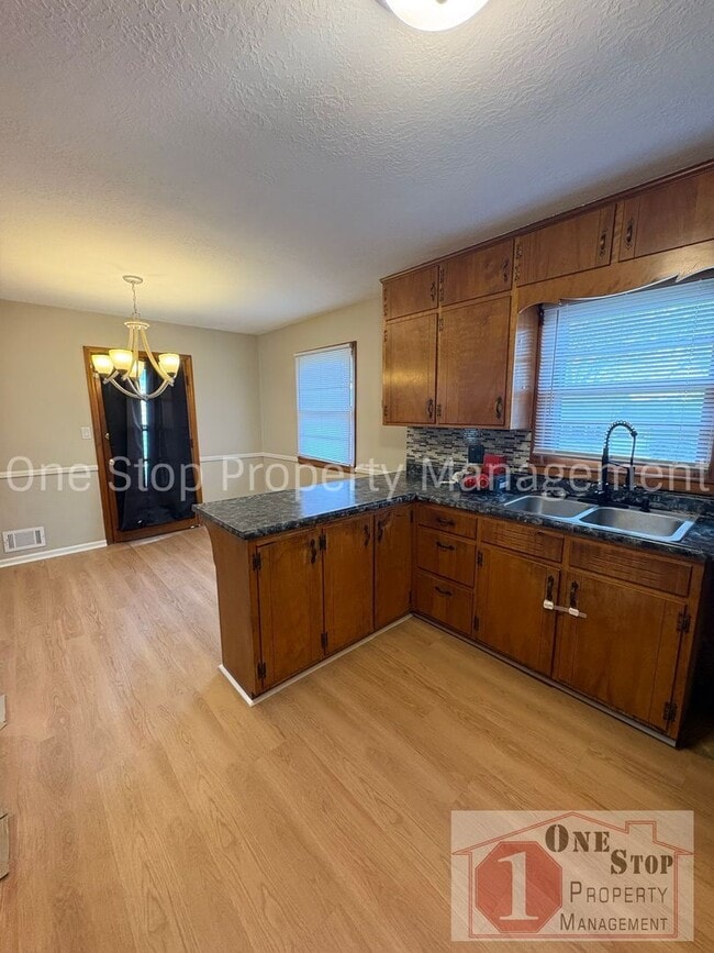 Building Photo - The Perfect 3 bedroom/2 bathroom home in Independence!