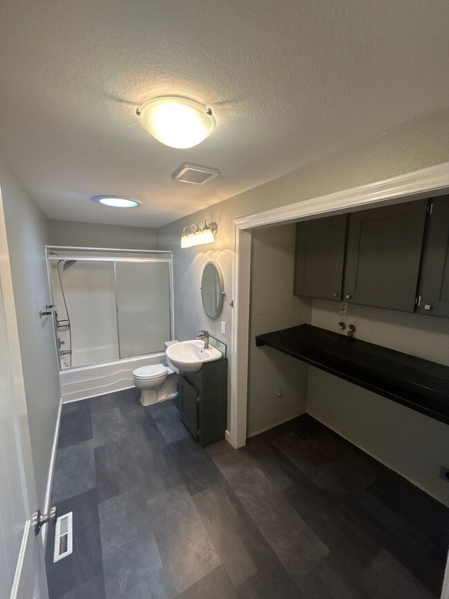 Building Photo - 3677 Carmelle Ct NE