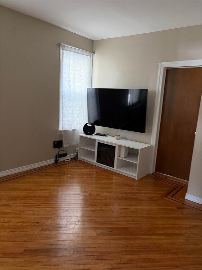 Building Photo - 360 Ege Ave