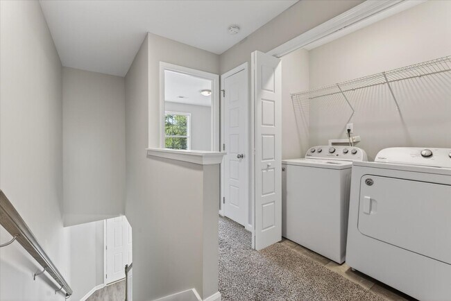 Building Photo - The Stowe Court Dog Friendly Condo for rent!