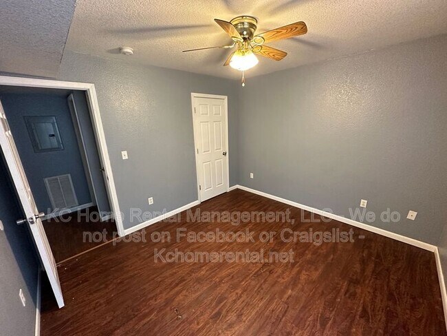 Building Photo - 1006 W Royle St