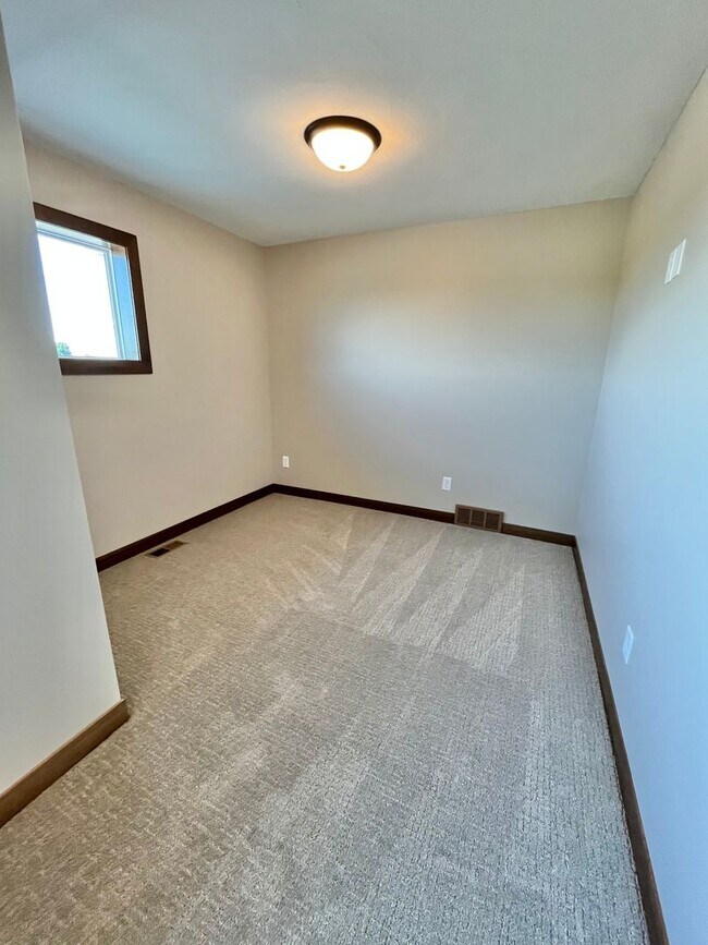Building Photo - Stunning 5 Bed/2.5 Bath Twinhome!