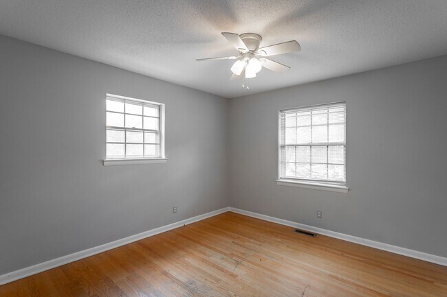 Building Photo - 3 Bedroom Home Close to All