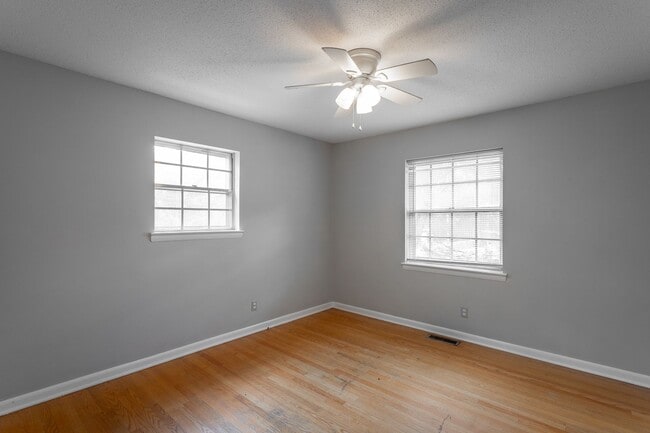 Building Photo - Spacious 3 Bedroom!  ASK ABOUT MOVE IN SPE...