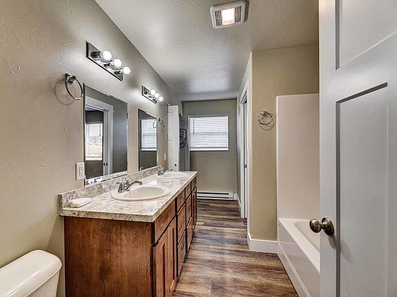 Upstairs full bath - 3294 Cabernet Dr