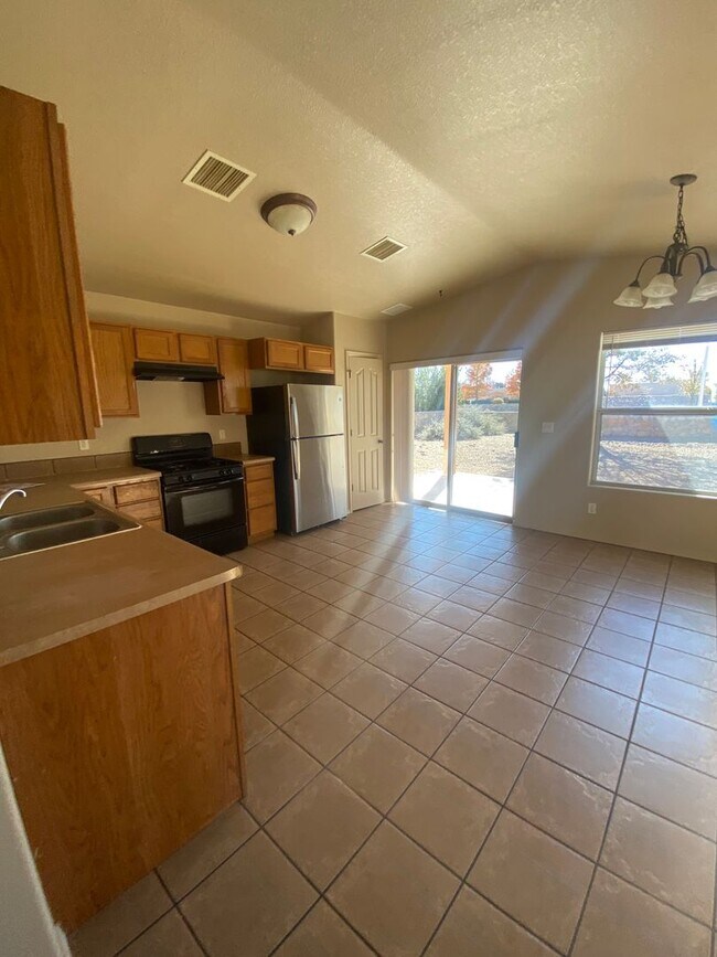 Building Photo - 4 Bedroom, 2 Bathroom House Available Now!