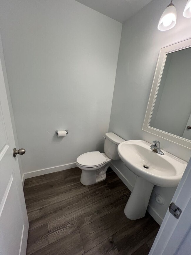 Building Photo - Beautiful Modern Townhome