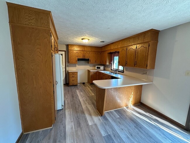 Building Photo - 2 Bedroom, 1 Bath Ranch Home