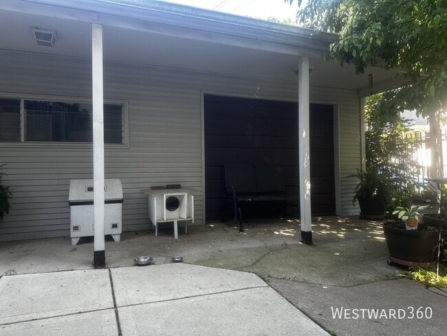 Building Photo - 2035 N Sawyer Ave