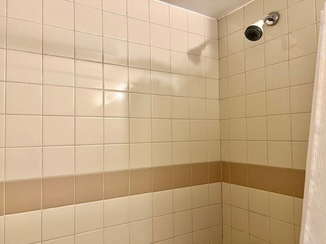 Building Photo - 1006 Paradise Rd