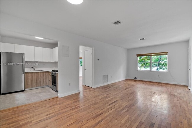 Building Photo - 411 Santander Ave