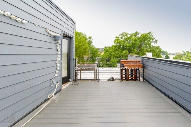 Building Photo - Modern 4 Bedroom Penthouse in Nest to Unio...