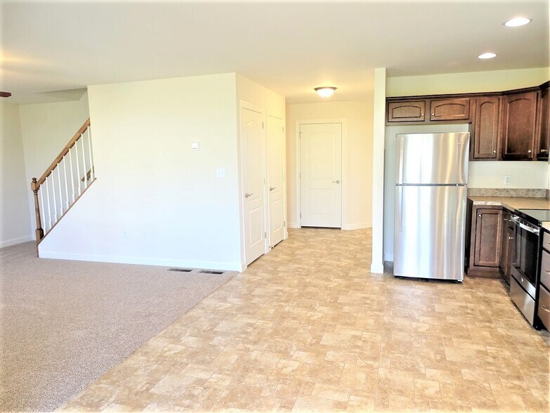 Building Photo - 1395 Fieldstone Dr