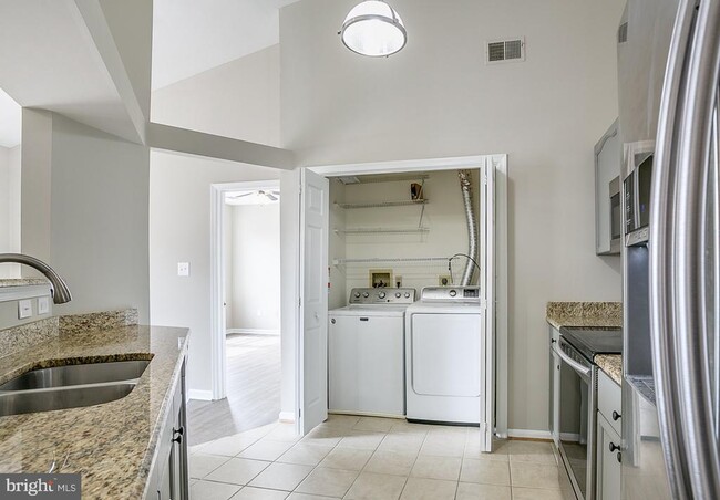 Building Photo - 8202 Blue Heron Dr