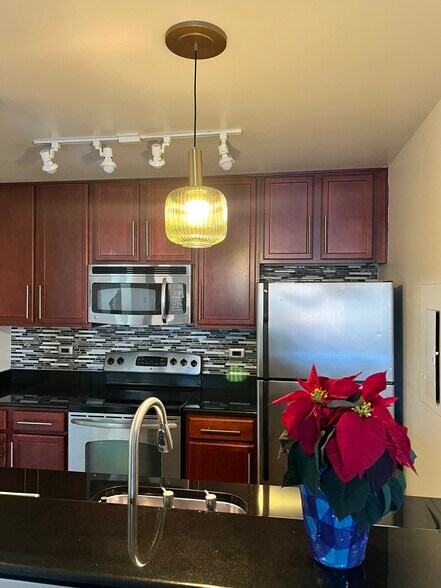 Building Photo - 104 Glengarry Dr