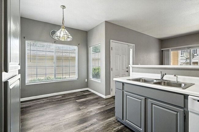 Building Photo - Immaculate Updated 2-Bedroom, 2-Bath Groun...