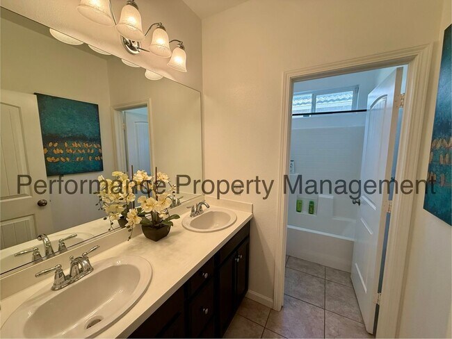 Building Photo - Spacious 4 Bed/2 Bath SW Bakersfield Home w/ RBP & $0 Deposit Option
