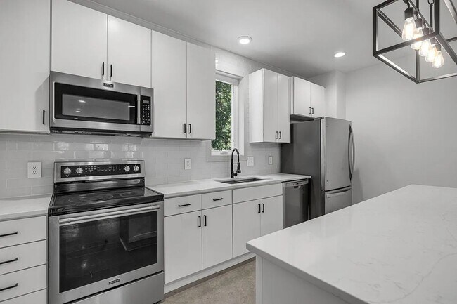Building Photo - Great condo in East Nashville off Gallatin...