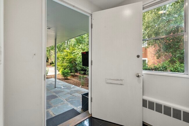 Building Photo - 20 Follen St