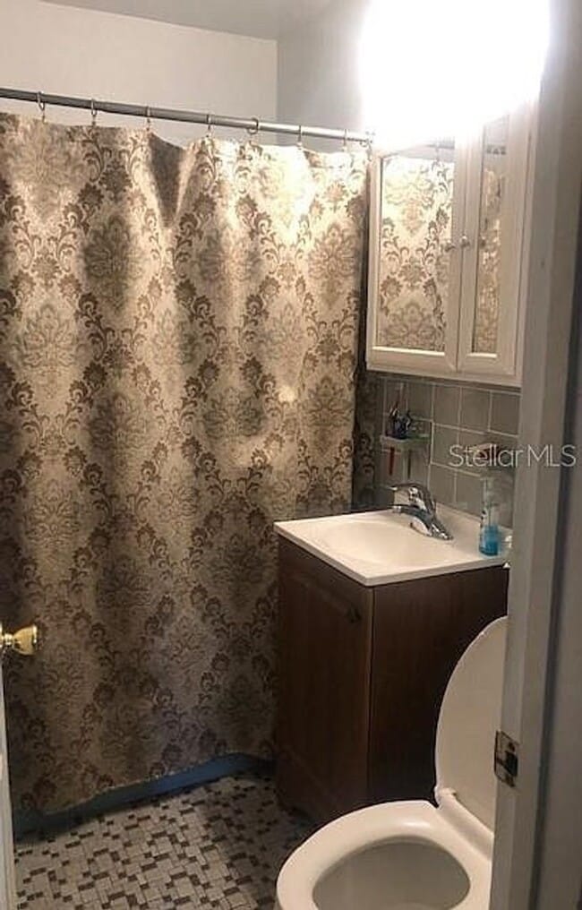 Building Photo - 1ST MONTH FREE RENT 3 Bed 1 Bath Home | Pet Friendly | Washer Dryer Hook Ups | Section 8 Welcome