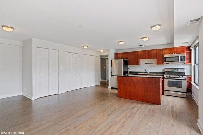 Building Photo - 2545 W Catalpa Ave