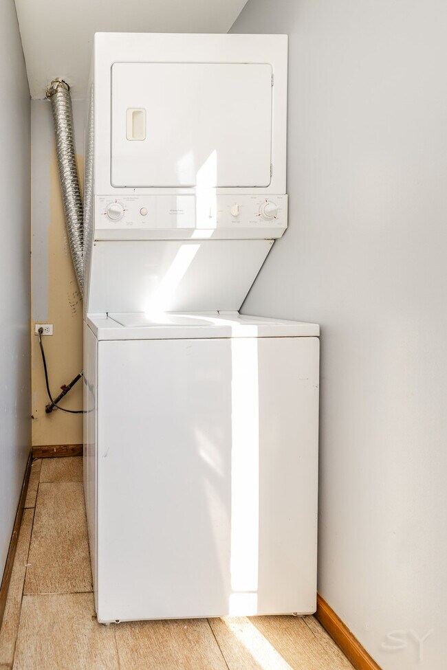 Building Photo - 807 S Claremont Ave