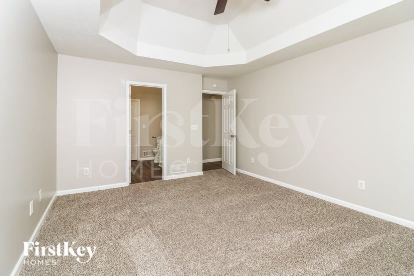 Building Photo - 5940 Seven Oaks Dr