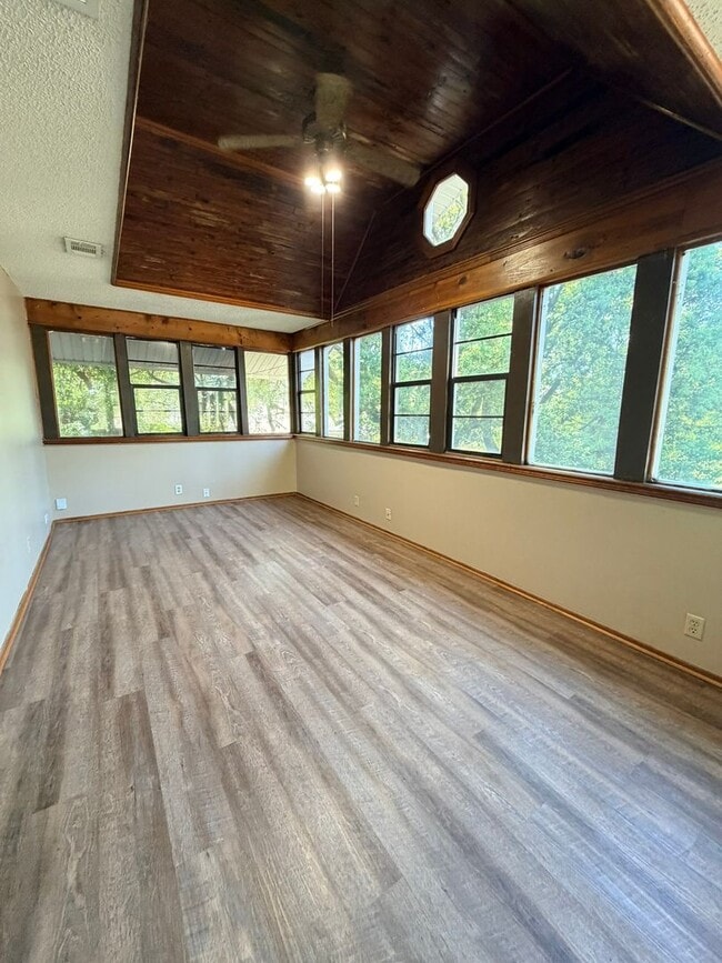 Building Photo - Upstairs 2BR/1BA Riverside Duplex Apartment