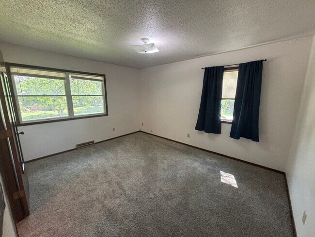 Building Photo - Fandre Dr 2823-2825